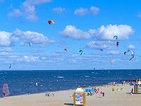 (c) http://en.wikipedia.org/wiki/File:Pla%C5%BCa_w_Pucku_-_kitesurfers_-_beach_in_Puck_(6).jpg