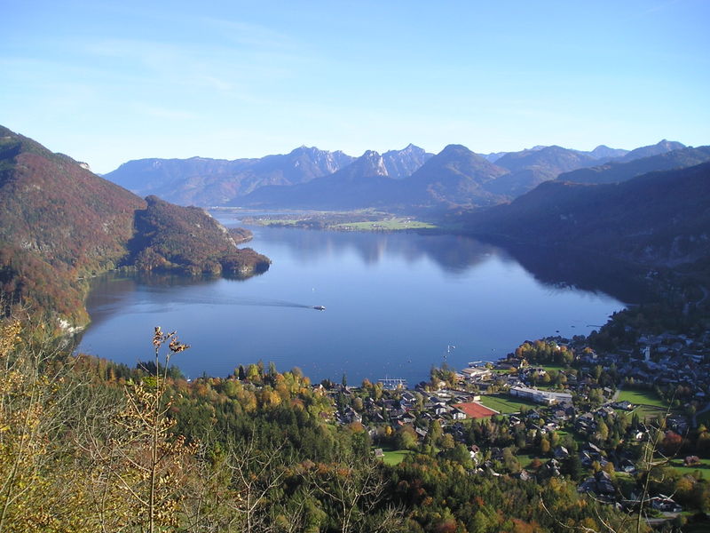 (c) http://en.wikipedia.org/wiki/File:Wolfgangsee_vom_Plombergstein_St_Gilgen.jpg