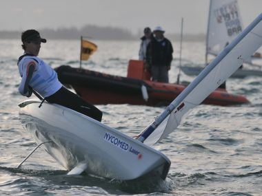 Roll tacking in light winds